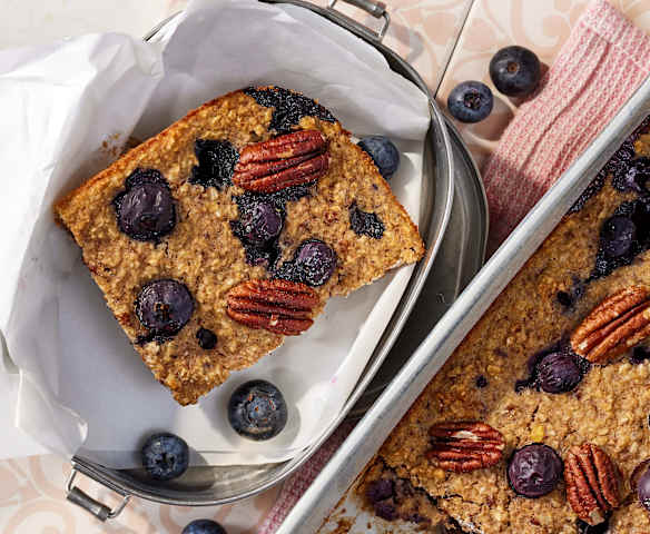 Baked Oats mit Heidelbeeren und Pecannüssen