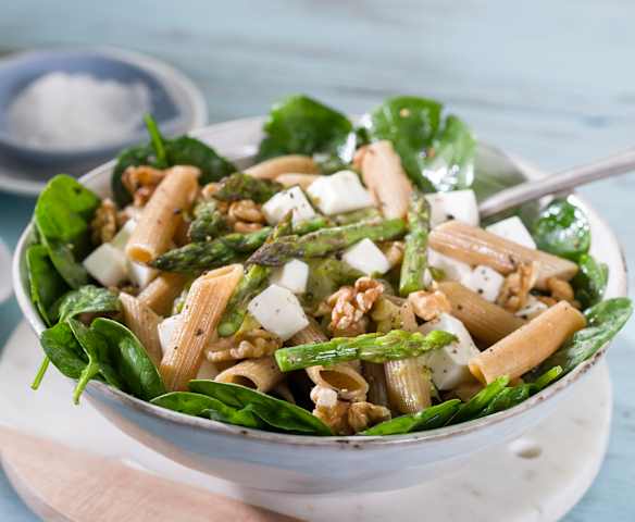 Pasta integral con verduras y queso fresco
