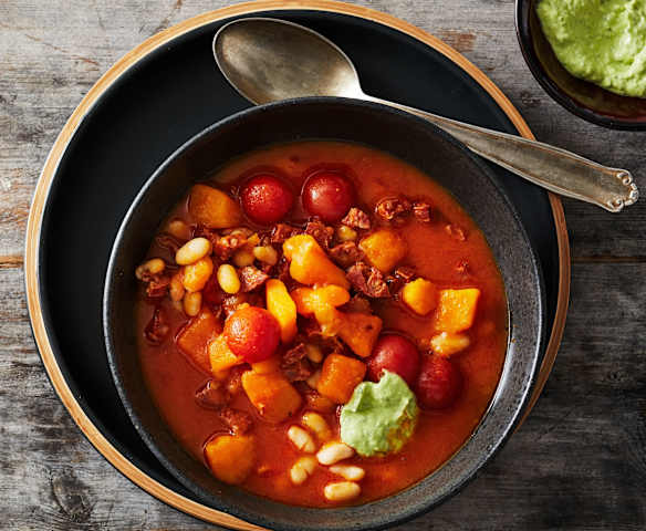 Schneller Kürbiseintopf mit Chorizo und Koriander-Aioli