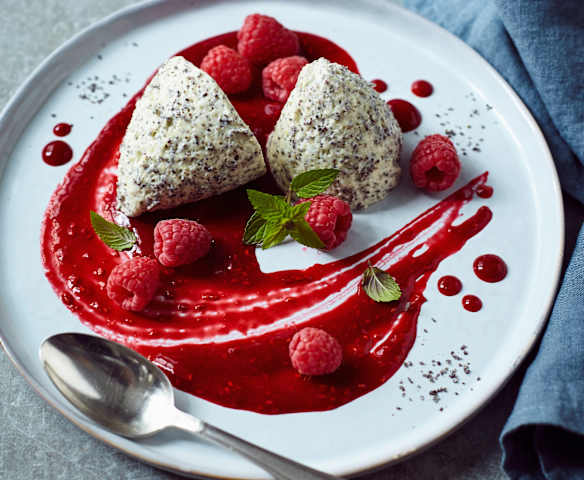 Mohn-Mousse mit Himbeer-Grenadine-Sauce