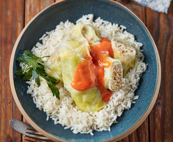 Spitzkohl-Röllchen mit Tomatensauce und Reis