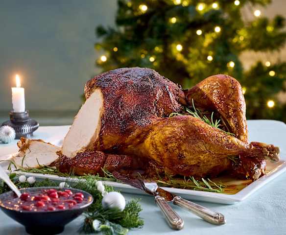 Truthahn mit Dörrobst-Semmelknödel-Füllung und Cranberry-Sauce