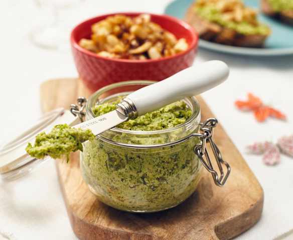 Brokkoli-Kräuter-Aufstrich mit Eiweißgeröstel