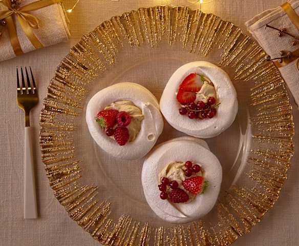 Piccole pavlove con mousse al caramello