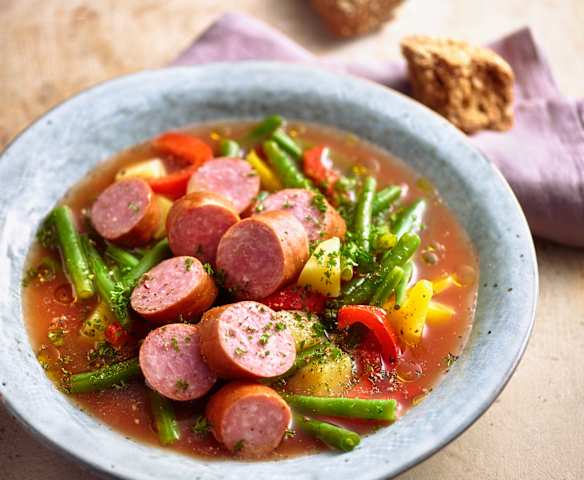 Grüne Bohnensuppe mit Mettwürstchen Grüne Bohnensuppe mit Mettwürstchen