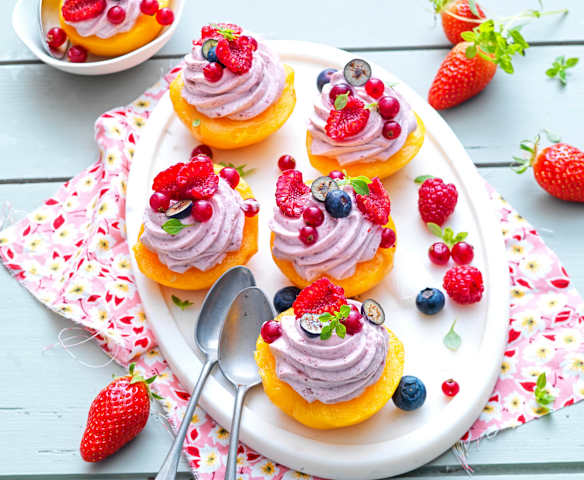 Pêches à la mousse de fraise et chocolat blanc