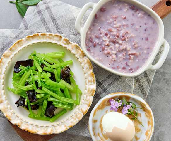 早餐（牛奶红豆薏仁粥、芹菜炒木耳、水煮蛋）