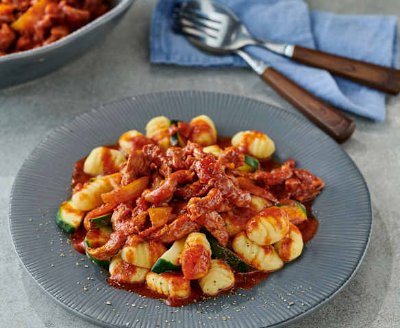 Gnocchi cu carne de porc, roșii și dovlecei