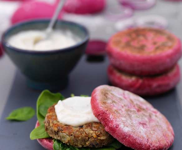 Hamburguesas de lentejas en pan de remolacha