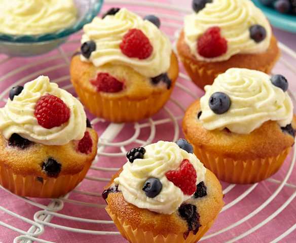 Muffiny s lesním ovocem a mascarponovým krémem