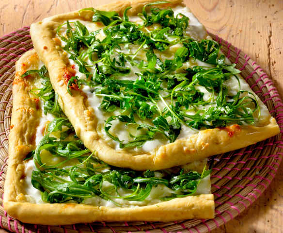 Pizza blanca con rúcula