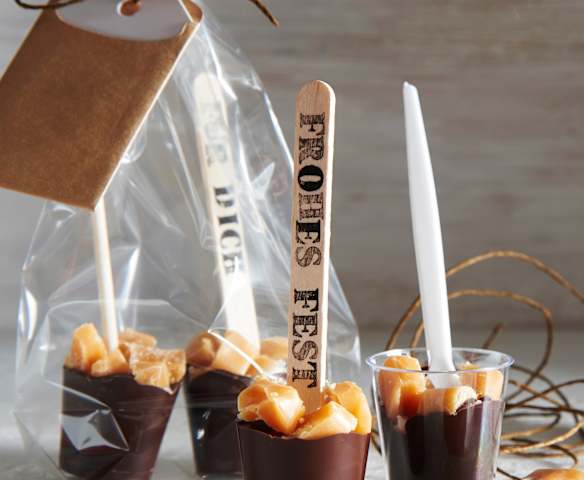 Karamell-Trinkschokolade am Stiel