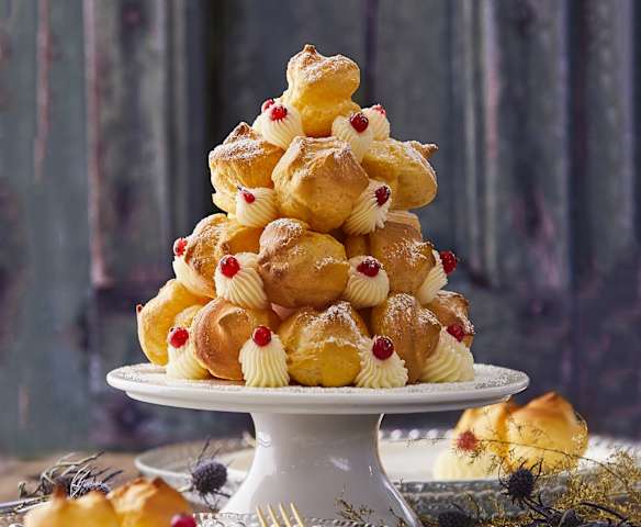 Alberello di bignè con crema diplomatica Alberello di bignè con crema diplomatica
