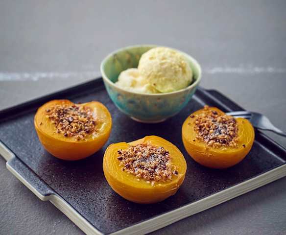 Pesche a cottura lenta gratinate al cioccolato e amaretto