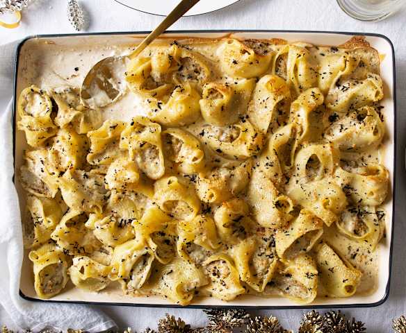 Galets rellenos gratinados en salsa de almendras