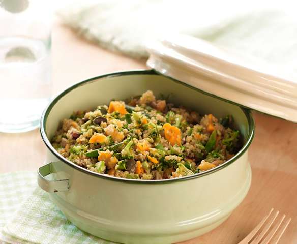 Salată de quinoa cu legume, nuci și semințe