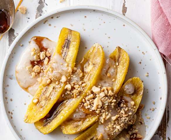 Plátano al horno con sirope de arce y salsa de coco con perlas de tapioca