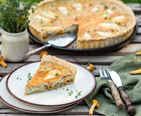 Tarta z kurkami, porem i serem camembert