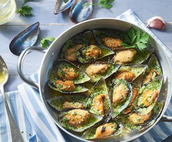 Mejillones rellenos con mantequilla de ajo