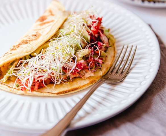 Crepioca com salteado de cogumelos brancos e cenoura