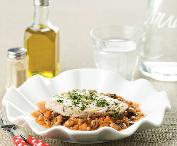 Atum ao vapor com molho de tomate feijão-frade