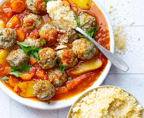 Tajine de boulettes merlan-sardines, sauce tomate et couscous