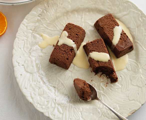 Marquise de chocolate com molho de laranja