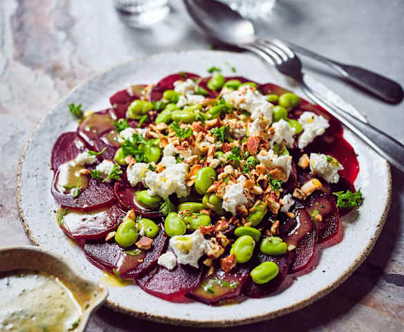Rote-Bete-Carpaccio mit dicken Bohnen und Ziegenkäse