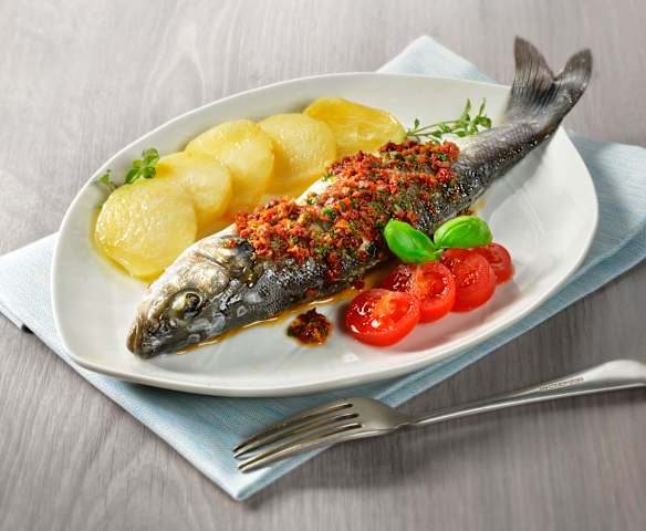 Branzino e patate al vapore in salsa di basilico e pomodorini