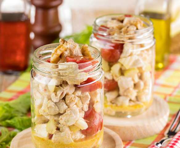 Insalata di tacchino al limone e noci in vasetto