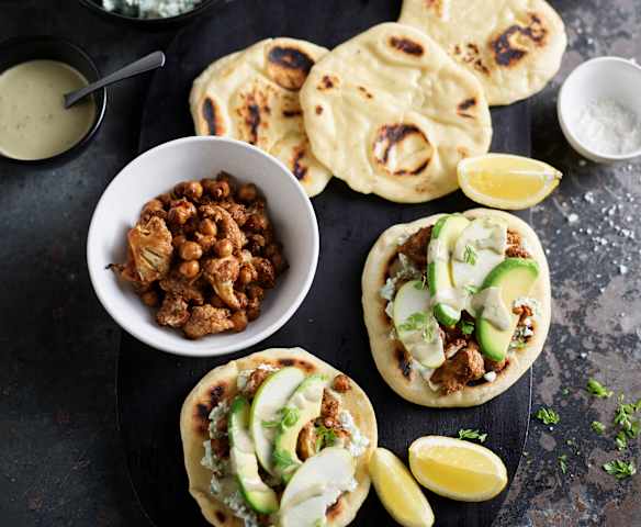 Pane Naan con cavolfiore speziato, salsa Feta e tahini al matcha Pane Naan con cavolfiore speziato, salsa Feta e tahini al matcha