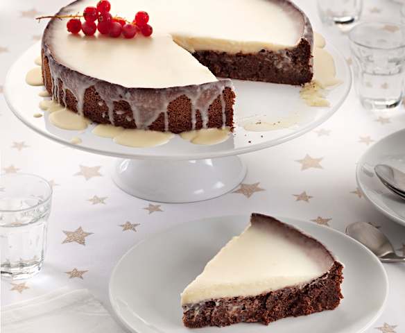 Bizcocho almendrado con cobertura de chocolate blanco (sin gluten) Bizcocho almendrado con cobertura de chocolate blanco (sin gluten)