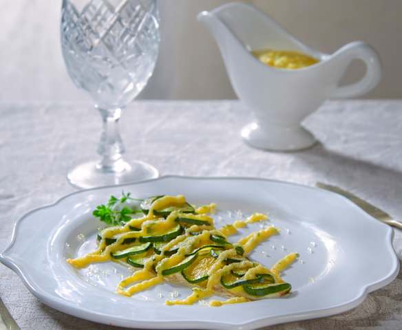Spigola in crosta di zucchine con salsa al caviale di limone
