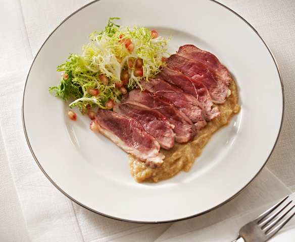 Magret de pato a la sal con puré dulce de pera y vainilla