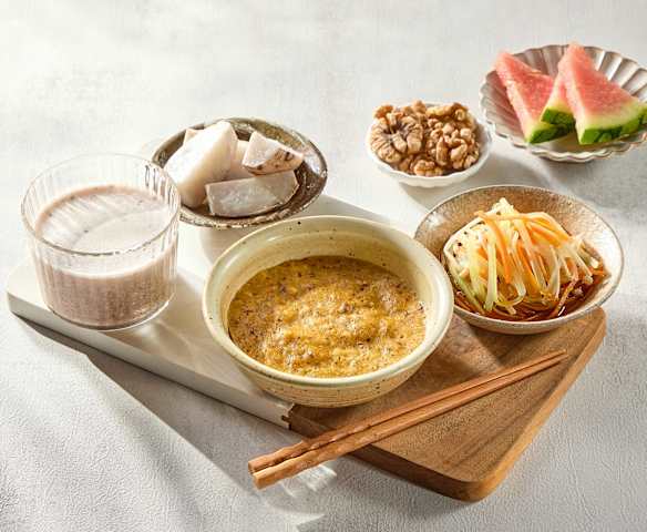 早餐（芝麻红豆燕麦奶、苹果红枣蒸糕、蒸芋艿和莴笋、金针菇、胡萝卜丝）