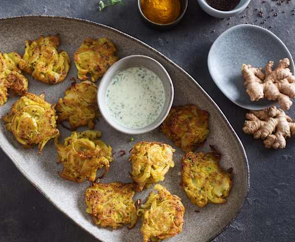 Indyjskie racuszki cebulowe (bhaji) z dipem kolendrowym (TM6, TM7)