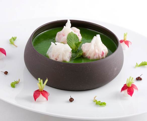 Soupe de fanes de radis et ses ravioles croquantes au chèvre