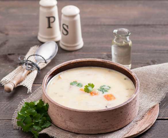 Gruziński rosół z mięsem z kurczaka i żółtkami (czichirtma)