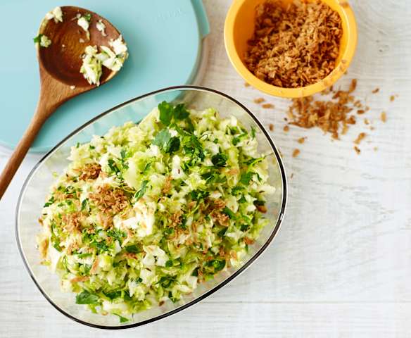 Spitzkohlsalat mit Röstzwiebeln