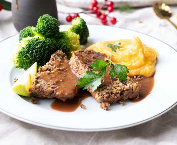 Linsenbraten mit Süßkartoffel-Sellerie-Püree und Brokkoli