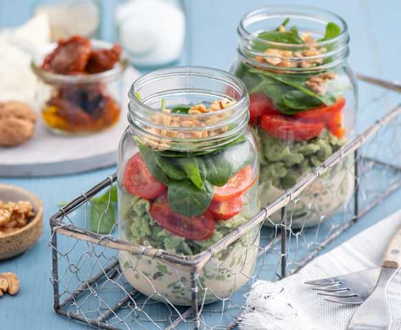 Zielone szpecle z sosem serowym i pomidorkami