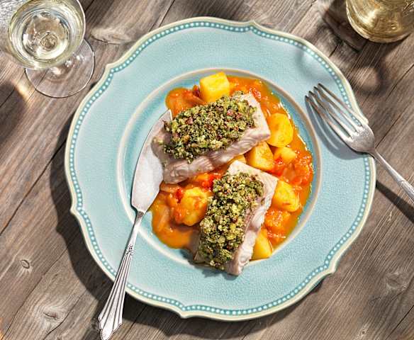 Welsfilet mit Kräuter-Nuss-Haube auf Paprikagemüse