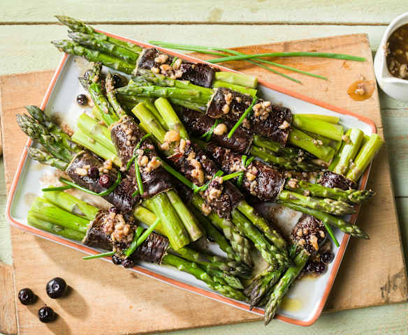 Espárragos y cecina con vinagreta templada de frutos secos