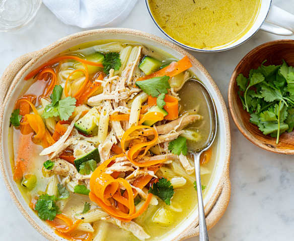 Soupe non mixée au poulet, petites pâtes et légumes