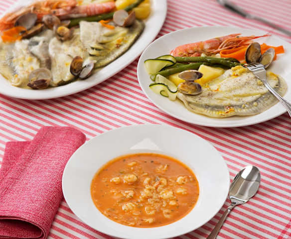 Menú: Sopa de gambas con arroz. Rodaballo con almejas y verduras