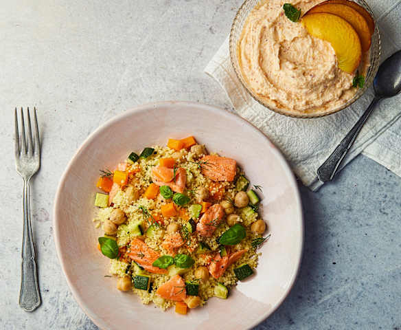 Menù: Cous cous con filetti di salmone, verdurine al vapore e dessert alle pesche Menù: Cous cous con filetti di salmone, verdurine al vapore e dessert alle pesche