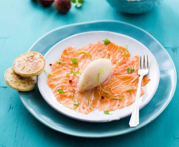 Carpaccio de saumon, sorbet litchi au poivre sauvage