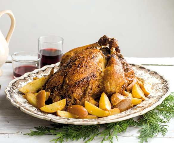 Capão com recheio de miúdos e de castanhas e batatas de rebolão