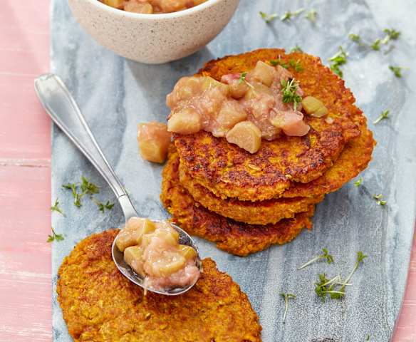 Süßkartoffel-Puffer mit Rhabarber-Anis-Kompott