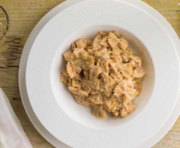 Farfalle al pesto di frutta secca e caprino Farfalle al pesto di frutta secca e caprino
